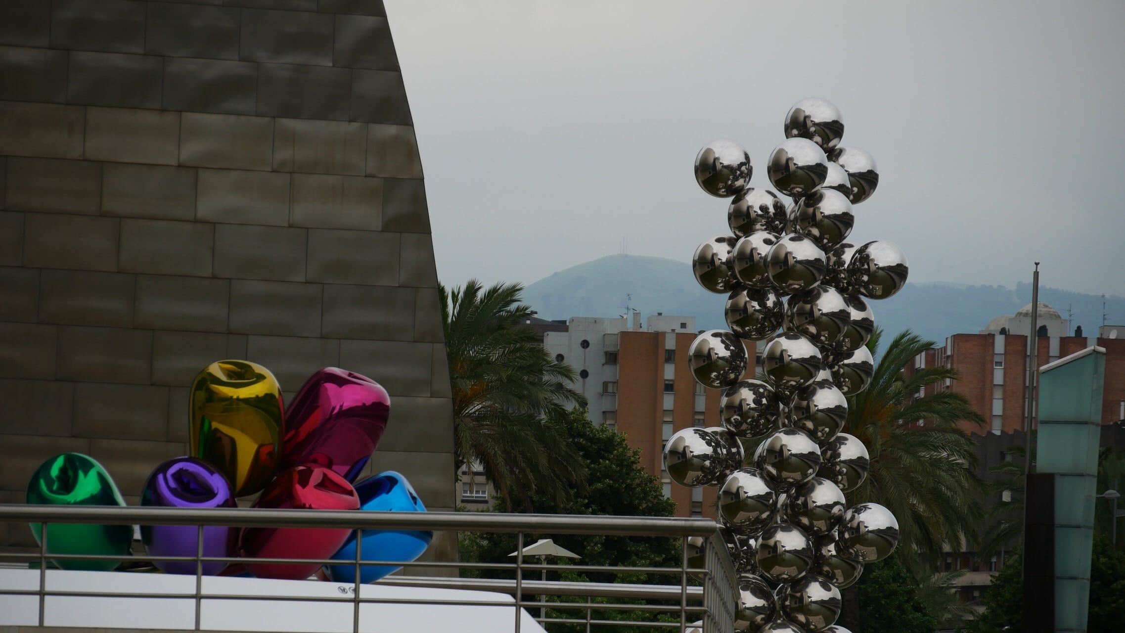 Wat kunst bij het Guggenheim Museum in Bilbao. Kaaskop Abroad (2017). 